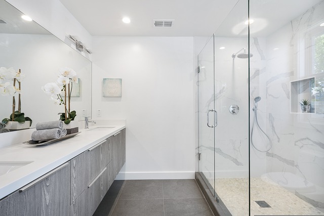 nowoczesna łazienka z kabiną prysznicową i białymi listwami