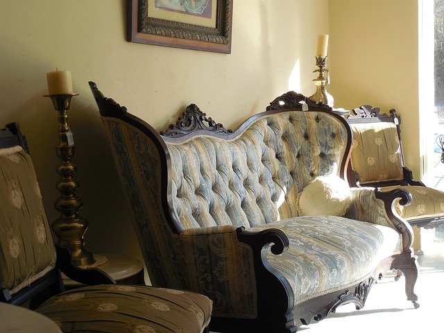 sofa w stylu ludwikowskim